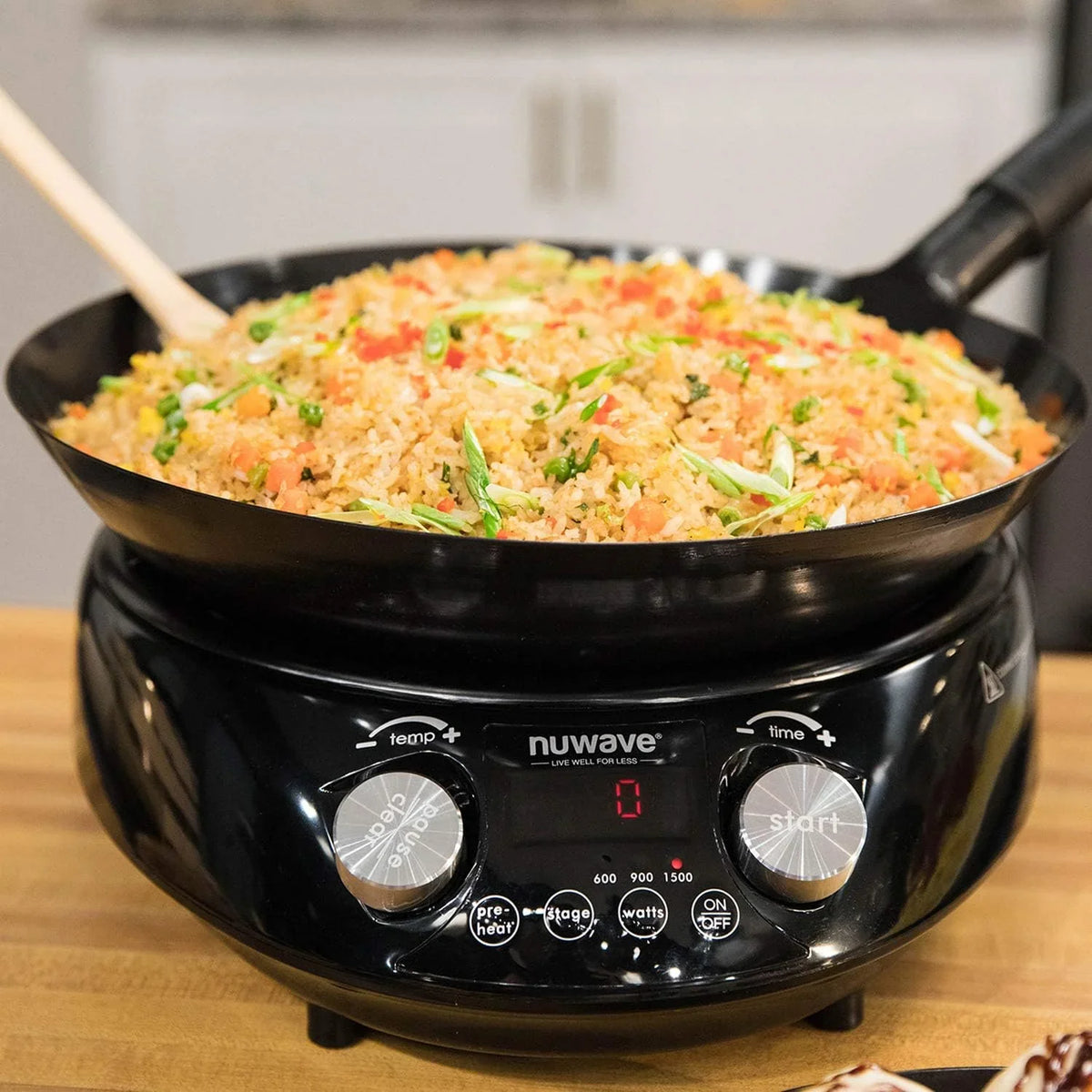 The electromagnetic frying pan can precisely control the temperature, ranging from 100°F to 575°F with intervals of 5°F. The pan body is dark in color, which can add complex charred aromas and flavors. The power is 3 watts. The specifications are 600